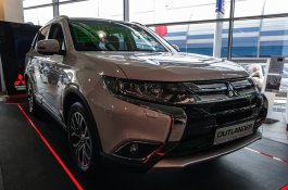 <span class="text-uppercase">MITSUBISHI Outlander</span><br/><span><small class="text-uppercase">Intense Plus</small> <small>suv</small></span>
